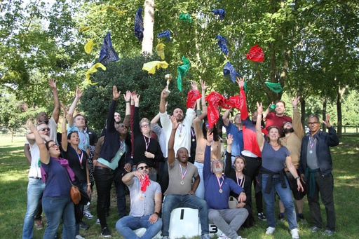 Foulards, drapeaux, podium, tableaux des médailles